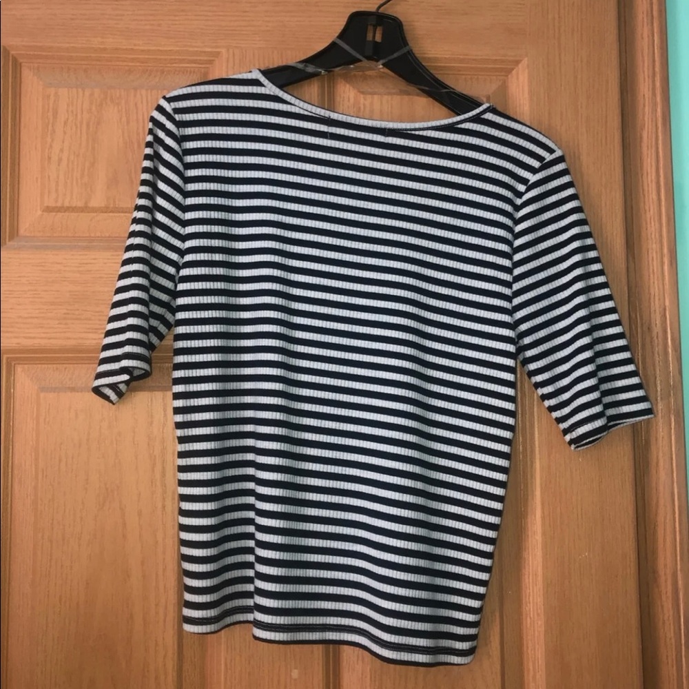 Size large top - Picture 2 of 3